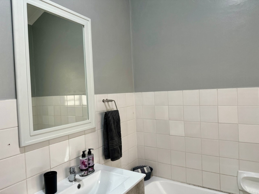 4 Bedroom Property for Sale in Sandbaai Western Cape